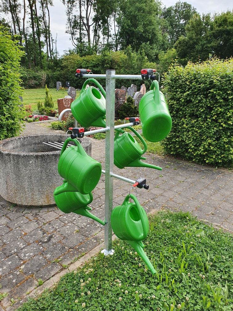 Gießkannenbaum, verzinkt, inkl. 4 Kannen und 2€-Pfandschlösser