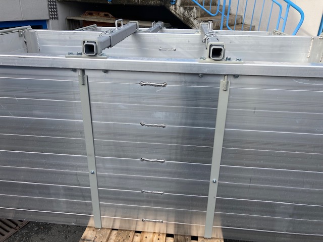 Schalkasten aus Alu rundum geschlossen, 160 cm hoch