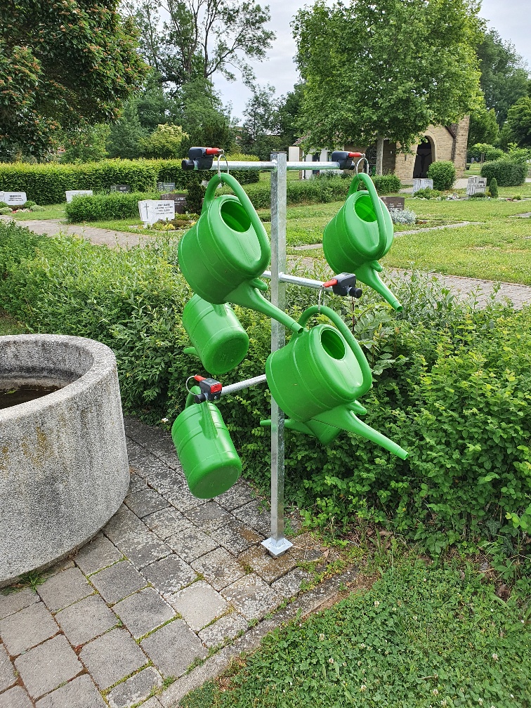 Gießkannenbaum, verzinkt, inkl. 6 Kannen und 2€-Pfandschlösser