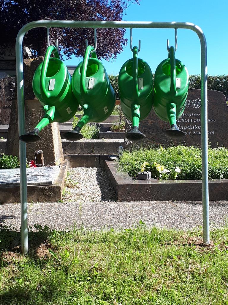 Gießkannenstation, verzinkt, inkl. 1€/2€ Pfandschlösser, 4 Gießkannen