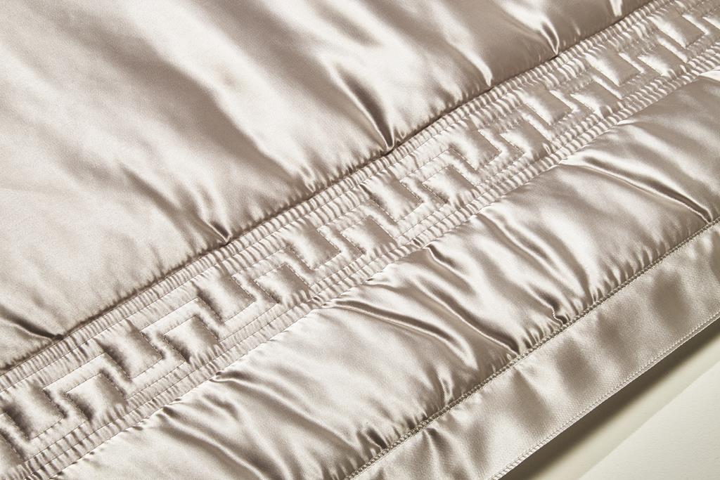 Deckengrt., Atlas grau, Mäander- muster, Stehsaum, 250 g/m²