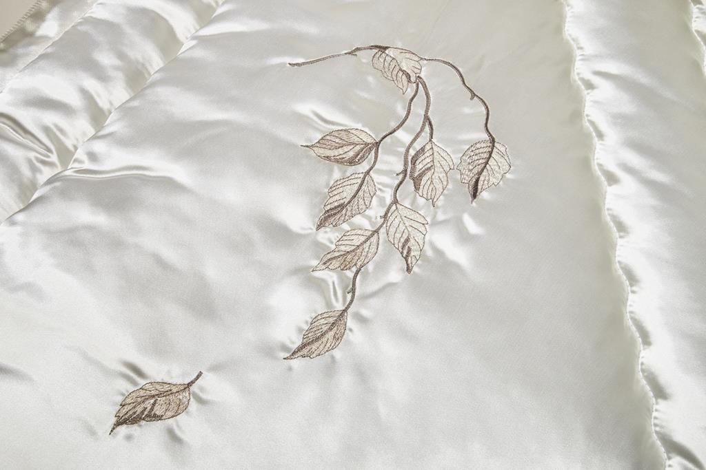 Deckengrt., Atlas creme, gestickte   Blätter, Stehsaum, 250 g/m²