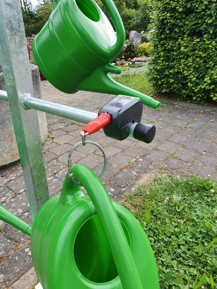 Gießkannenbaum, verzinkt, inkl. 4 Kannen und 2€-Pfandschlösser